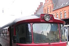 DSB ML 4902/4903 trainset photographed at the railway station in Helsingør 23. February 2005.  The ML/FL trainset was built by Duewag and Scandia and was delivered to DSB in 1984 in a number of 7 motorcoaches (ML) and 5 middle section coaches (FL). The trainsets are similar to the Y-class - used by a lot of Danish private railway compagnies. 2 diesel engines a 132 kW. Max speed 80 km/h - 50 mph. Length ML 17 530 mm - FL 17. 450 mm. Weight ML 27 metric tonnes - FL 18 metric tonnes. ML has 47 seats, FL 64 seats all 2nd class. The trainsets were renovated in 1997-1998. The ML/FL is used for the line Hillerød - Helsingør, called "Lille Nord".